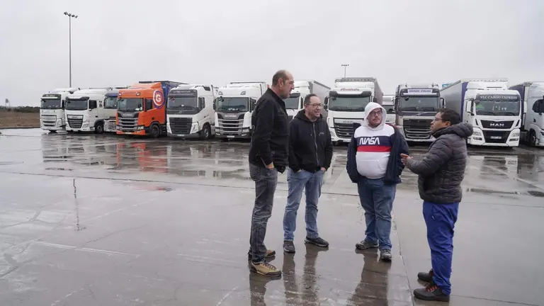 El cierre preventivo por nieve dej&oacute; m&aacute;s de 800 transportistas inmovilizados durante m&aacute;s de 21 horas en los accesos entre Asturias y Le&oacute;n y provoc&oacute; una dura reacci&oacute;n del sector. Foto: Campillo