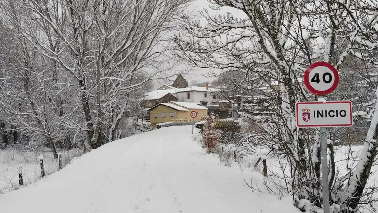 Inicio, una de las pocas localidades donde la nevada se pudo ver con cierto espesor; en las zonas de la meseta su presencia fue t&iacute;mida pese a las advertencias sobre el temporal Ingrid. Fotos: Margarita Froil&aacute;n