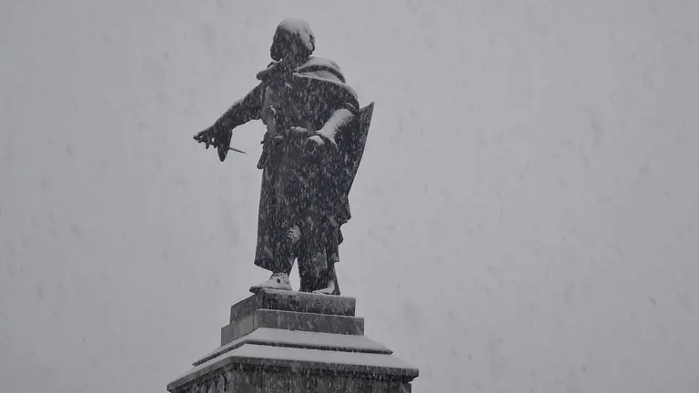 La nieve cae sin descanso desde primera hora de la ma&ntilde;ana en la capital, complica seriamente la circulaci&oacute;n urbana y obliga a mantener activado un amplio dispositivo municipal, mientras la provincia sigue bajo avisos y restricciones al tr&aacute;fico