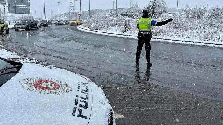 Efectivos de la Polic&iacute;a Local de Le&oacute;n, este mi&eacute;rcoles, en la rotonda del Hospital de Le&oacute;n.