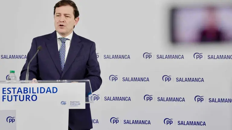 El presidente regional del PP, Alfonso Fern&aacute;ndez Ma&ntilde;ueco ofrece una rueda de prensa en la sede del PP de Salamanca