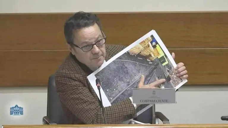 Biain, durante su comparecencia, mostrando una fotograf&iacute;a del diario asturiano La Nueva Espa&ntilde;a.