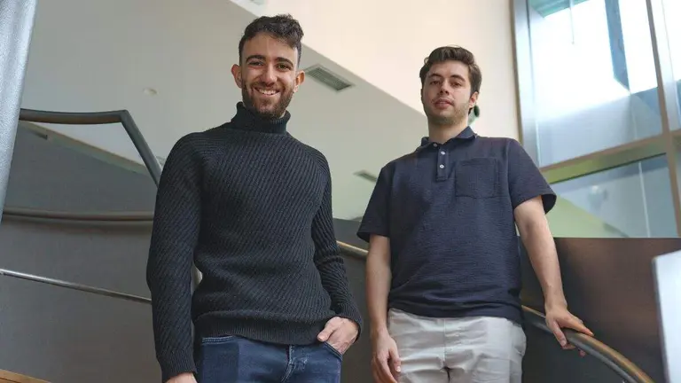 Javier G&oacute;mez (i) y &Aacute;lvaro Garc&iacute;a (d) en el espacio de coworking del Ildefe, ubicado en el CEBT, desde donde desarrollan su proyecto LABARO Data Solutions centrado en soluciones de inteligencia artificial y automatizaci&oacute;n para pymes.