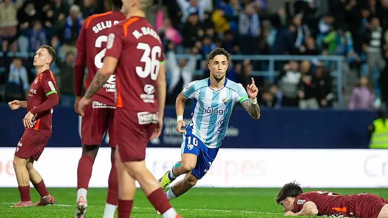 Intenso duelo en La Rosaleda entre el M&aacute;laga y la Cultural marcado en la primera mitad por el gol de Calero. Larrubia mata a la Cultural en el descuento.