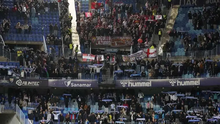 Aficionados de la Cultural durante el partido en la Rosaleda.