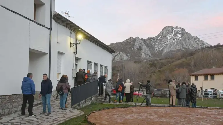 Vecinos de Villaman&iacute;n acuden a registrar sus d&eacute;cimos este mi&eacute;rcoles. Foto: rtve