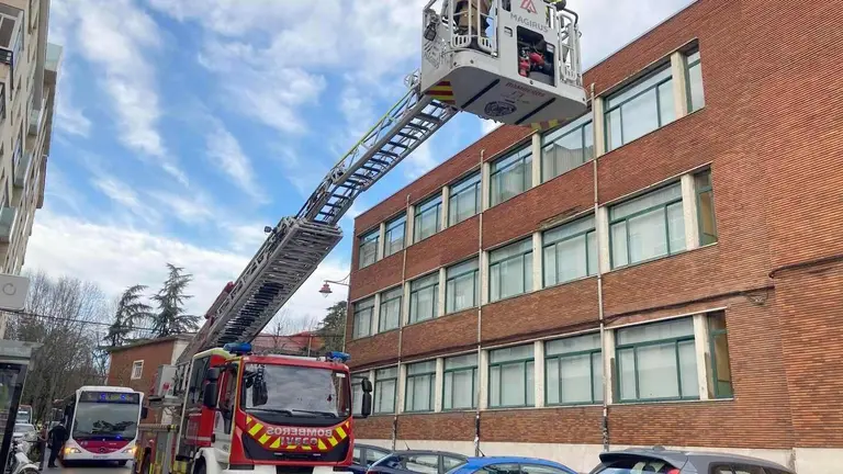 Los bomberos de Le&oacute;n afianzan una pared en peligro de un edificio del centro de la capital leonesa. Foto: Peio Garc&iacute;a