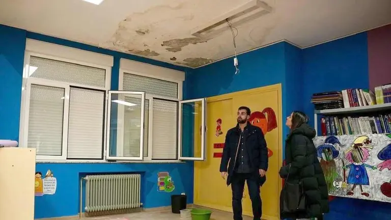 Situaci&oacute;n que se aprecia en el inmueble educativo que la Junta atribuye al Ayuntamiento de la localidad.