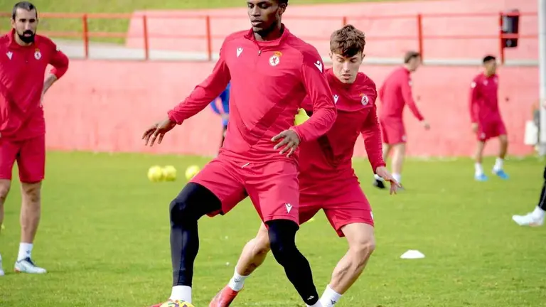 La Cultural y Deportiva Leonesa ha iniciado la semana de preparaci&oacute;n del partido ante el CD Legan&eacute;s con un entrenamiento poco habitual al tener que desplazarse a Mareo para disfrutar de un terreno de preparaci&oacute;n en condiciones &oacute;ptimas. Foto: CyDLeonesa
