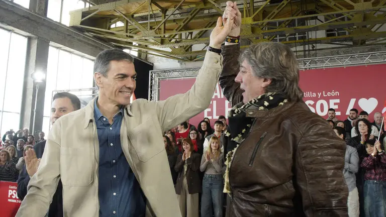El presidente del Gobierno, Pedro S&aacute;nchez, y el candidato Partido Socialista a la Presidencia de la Junta de Castilla y Le&oacute;n, Carlos Mart&iacute;nez, intervienen en un acto p&uacute;blico del partido junto a la candidata por Le&oacute;n, Nuria Rubio, y el secretario provincial del PSOE, Javier Alfonso Cend&oacute;n