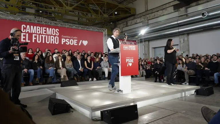 El presidente del Gobierno, Pedro S&aacute;nchez, y el candidato Partido Socialista a la Presidencia de la Junta de Castilla y Le&oacute;n, Carlos Mart&iacute;nez, intervienen en un acto p&uacute;blico del partido junto a la candidata por Le&oacute;n, Nuria Rubio, y el secretario provincial del PSOE, Javier Alfonso Cend&oacute;n