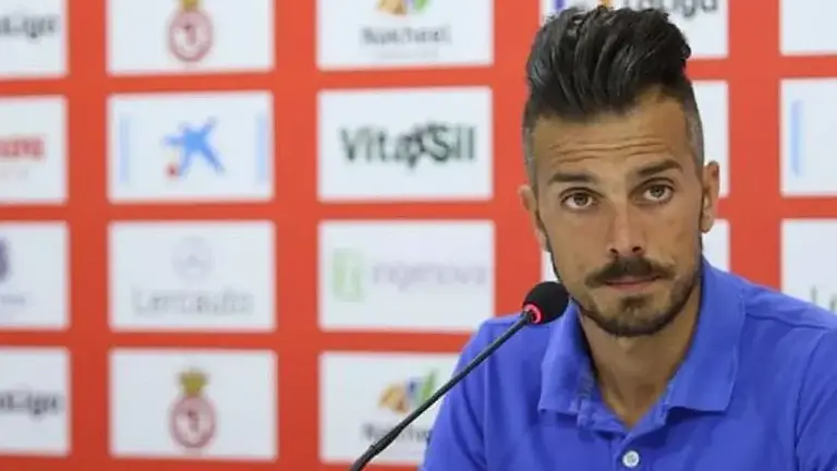 Rub&eacute;n de la Barrera, durante una rueda de prensa cuando era entrenador de la Cultural Leonesa.