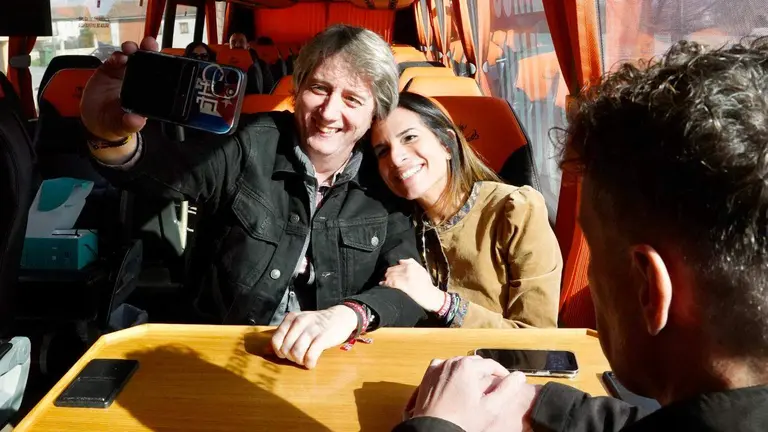 El secretario general del PSOECyL y candidato a la Presidencia de la Junta, Carlos Mart&iacute;nez, junto a junto a los cabeza de lista por Le&oacute;n Nuria Rubio y Mario Rivas en el autob&uacute;s de la caravana electoral. Foto: Miriam Chac&oacute;n