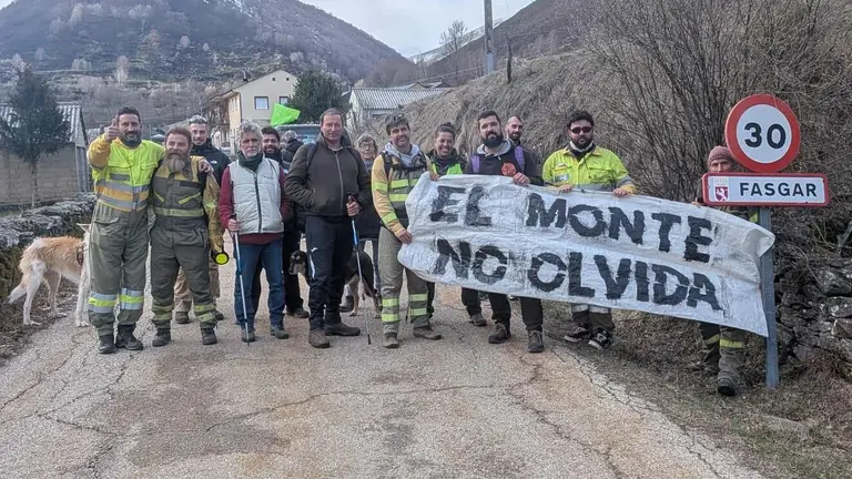 Los trabajadores del operativo de incendios forestales han iniciado este viernes una serie de marchas reivindicativas por territorios arrasados por el fuego el pasado verano en Castilla y Le&oacute;n. La primera de estas movilizaciones discurre entre Riello y Fasgar, en la provincia de Le&oacute;n, y marca el inicio de un calendario de ocho recorridos que se prolongar&aacute;n durante las pr&oacute;ximas jornadas por diferentes comarcas de la comunidad.