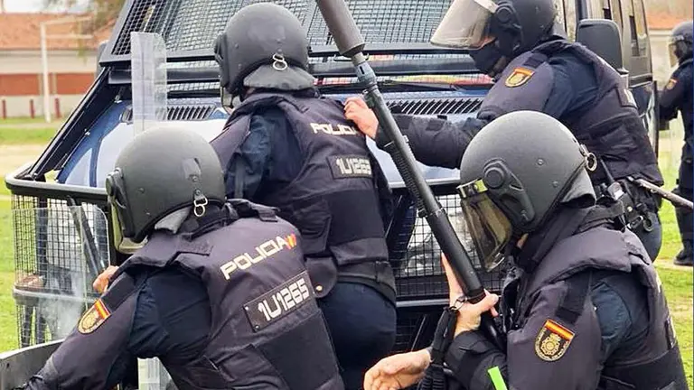 Revista UFP. En portada un Grupo de UIP en acci&oacute;n