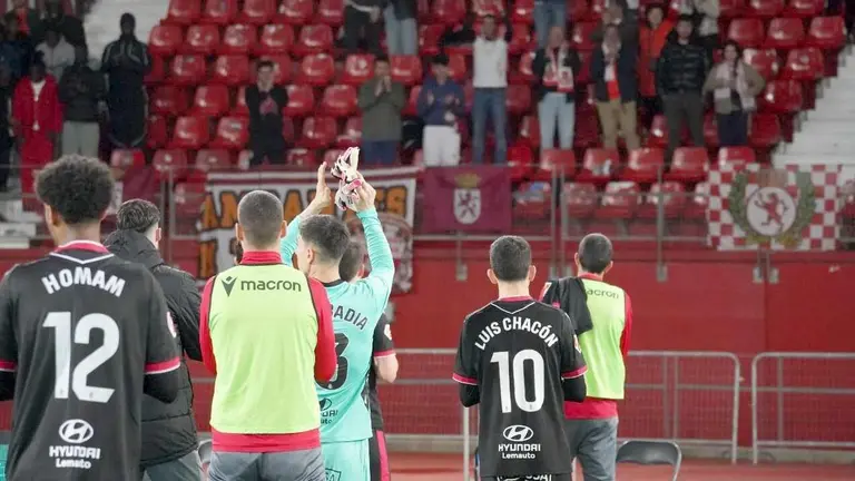 La plantilla de la Cultural aplaude a los aficionados que acudieron a apoyar al equipo a Almer&iacute;a.