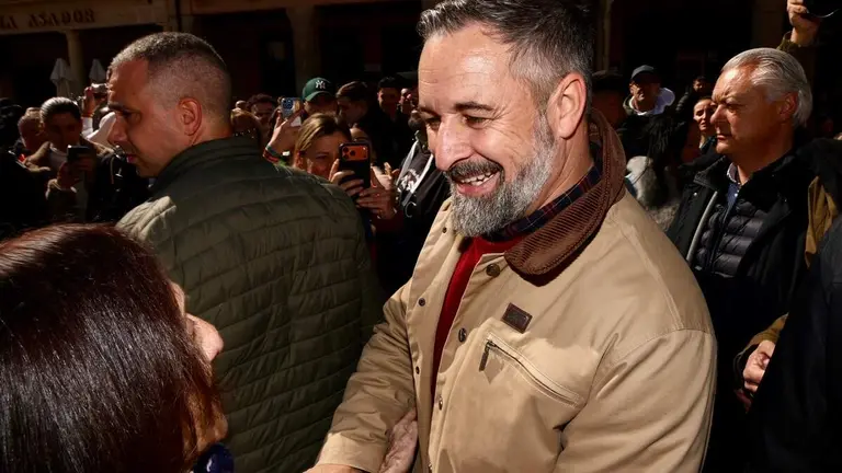 El presidente de Vox, Santiago Abascal, atiende a los medios de comunicaci&oacute;n en la plaza Espa&ntilde;a de Astorga