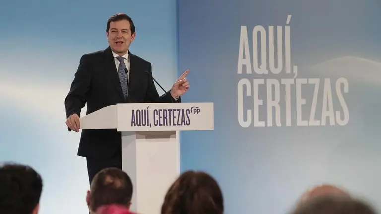 El candidato del Partido Popular de Castilla y Le&oacute;n a la reelecci&oacute;n como presidente de la Junta, Alfonso Fern&aacute;ndez Ma&ntilde;ueco, participa en un acto electoral en Le&oacute;n