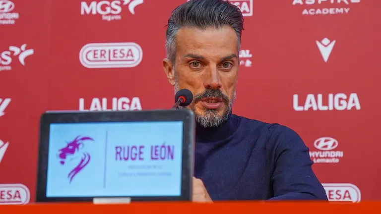 Rub&eacute;n de la Barrera, entrenador de la Cultural, durante la &uacute;ltima rueda de prensa.