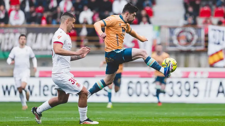 Barzic intenta 'atar' a un jugador del Racing en un lance del partido.