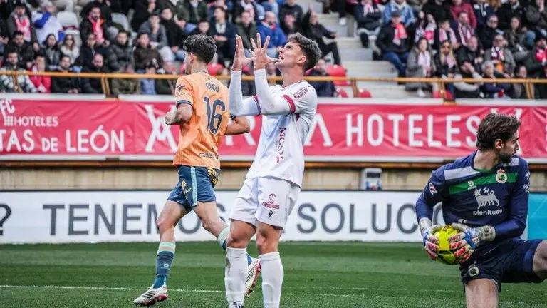 Collado, en un lance del partido ante el Racing de Santander.