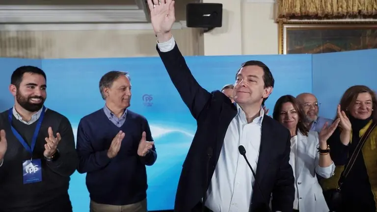 El candidato del PP a la Presidencia de la Junta de Castilla y Le&oacute;n, Alfonso Fern&aacute;ndez Ma&ntilde;ueco, a su llegada al hotel Alameda Palace de Salamanca para seguir la evoluci&oacute;n de los resultados electorales