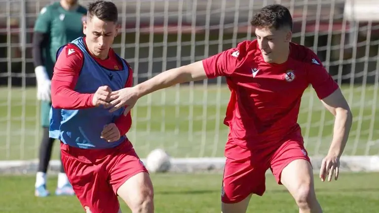 Peru intenta frenar a Manu Justo en un lance del entrenamiento.