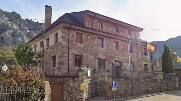 Imagen exterior del Ayuntamiento de Sena de Luna. Foto: Google Maps.