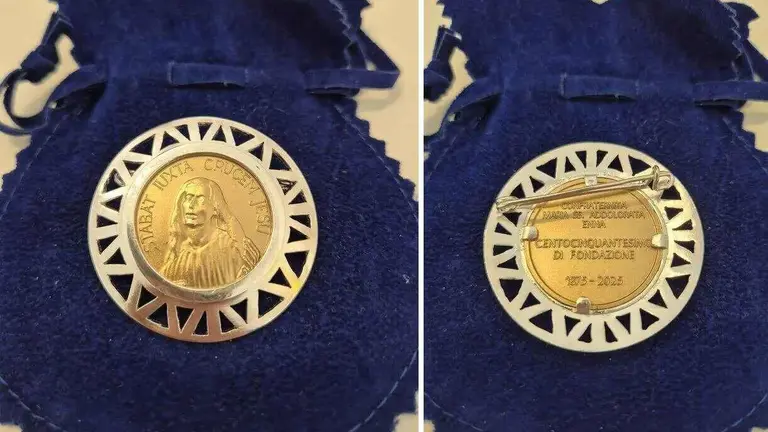 Medalla con la efigie de Maria Addolorata regalada en Roma a la Cofrad&iacute;a del Dulce Nombre de Jes&uacute;s Nazareno y que formar&aacute; parte del ajuar de la Nuestra Madre Dolorosa. Foto: JHS