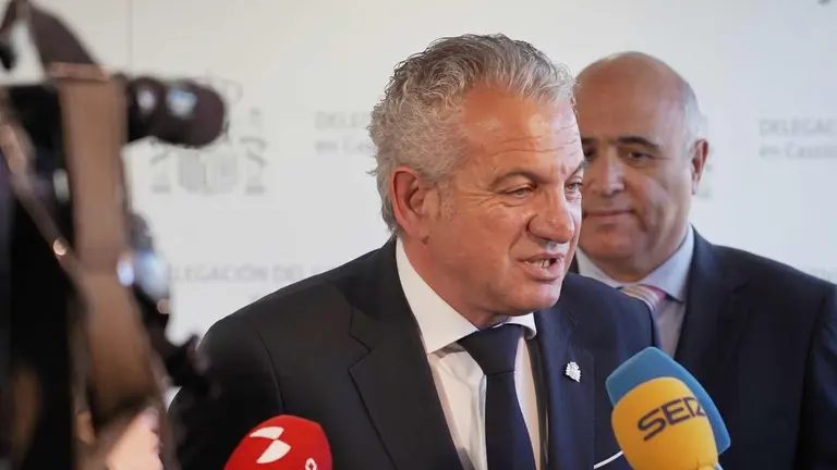 El delegado del Gobierno en Castilla y Le&oacute;n, Nicanor Sen; la directora General de MUFACE, Myriam Pallar&eacute;s, junto a la presidenta del Consejo de Colegios Farmac&eacute;uticos Profesionales de Castilla y Le&oacute;n, Mar&iacute;a Engracia P&eacute;rez, y el presidente del Colegio Oficial de M&eacute;dicos y presidente del Consejo Auton&oacute;mico de Colegios, Jos&eacute; Luis D&iacute;az, presentan el lanzamiento de SIREM, la Receta Electr&oacute;nica Concertada de MUFACE, en Castilla y Le&oacute;n.