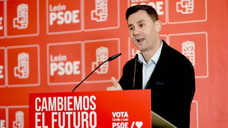 Javier Cend&oacute;n, durante un mitin de campa&ntilde;a del PSOE en las elecciones auton&oacute;micas; el secretario general acusa a Diez por no participar en la campa&ntilde;a.