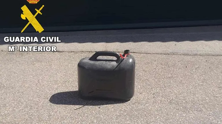 Imagen de la garrafa en la que el detenido llev&oacute; la gasolina a la puerta del bar.