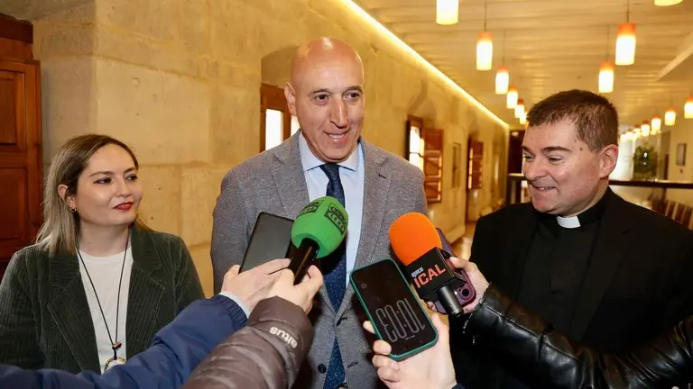 El alcalde de Le&oacute;n, Jos&eacute; Antonio Diez, junto a parte de la Corporaci&oacute;n Municipal, asiste a la tradicional legac&iacute;a preparatoria para la ceremonia de Las Cabezadas