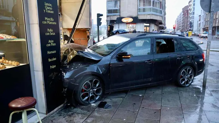 Un veh&iacute;culo se empotra contra una pasteler&iacute;a en la avenida Padre Isla de Le&oacute;n. Foto: Campillo