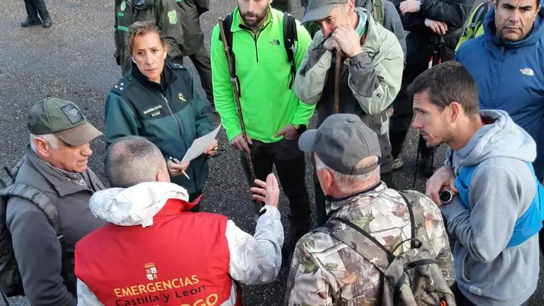 Imagen de los equipos de b&uacute;squeda en la zona.