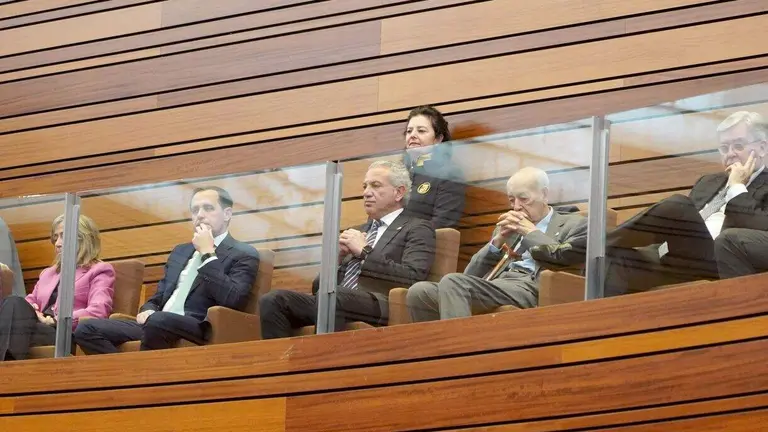 El delegado del Gobierno, el el leon&eacute;s Nicanor Sen (centro), en la sesi&oacute;n constitutiva de las Cortes de Castilla y Le&oacute;n de la XII Legislatura.