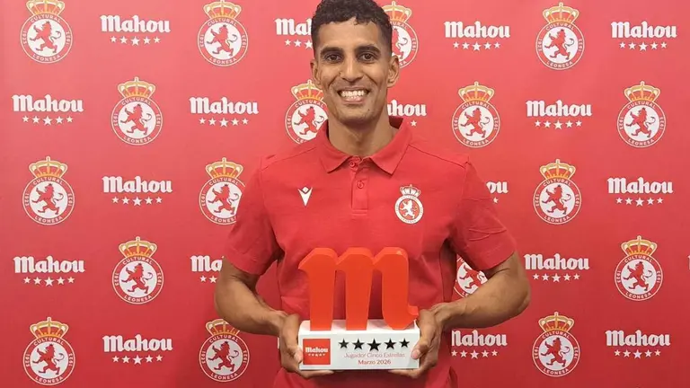 V&iacute;ctor Garc&iacute;a, en el momento de recibir su trofeo.