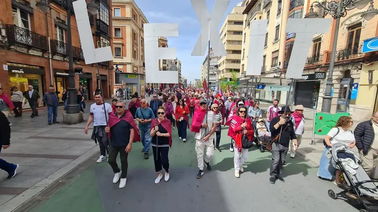 Alrededor de mil asistentes participaron este jueves, 23 de abril, en la quinta edici&oacute;n del denominado Camino a la Libertad, una cita reivindicativa impulsada por Conceyu Pa&iacute;s Llion&eacute;s y Xuntanza Llionesista. El 'Lexit' se ha dejado ver en la marcha.