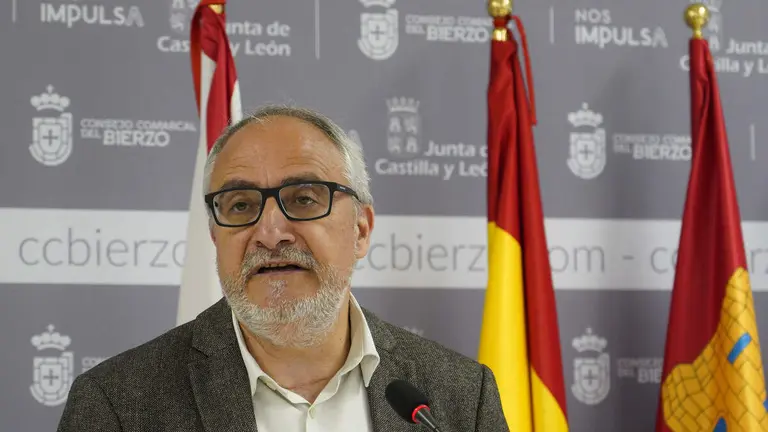 El presidente del Consejo Comarcal, Olegario Ram&oacute;n,  junto a la gerente del Banco de Tierras del Bierzo, Beatriz Anievas, informan sobre las nuevas actividades que organiza la instituci&oacute;n para el fomento de la actividad agr&iacute;cola