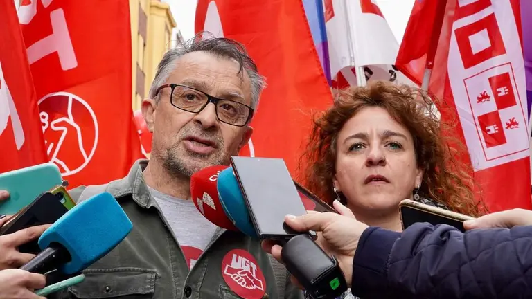 Enrique Reguero (UGT) y Elena Blasco (CCOO), durante una manifestaci&oacute;n del 1&ordm; de Mayo. Foto: Campillo.