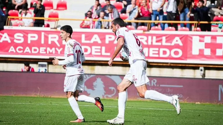 Maestre coge el bal&oacute;n tras conseguir el 2-2.