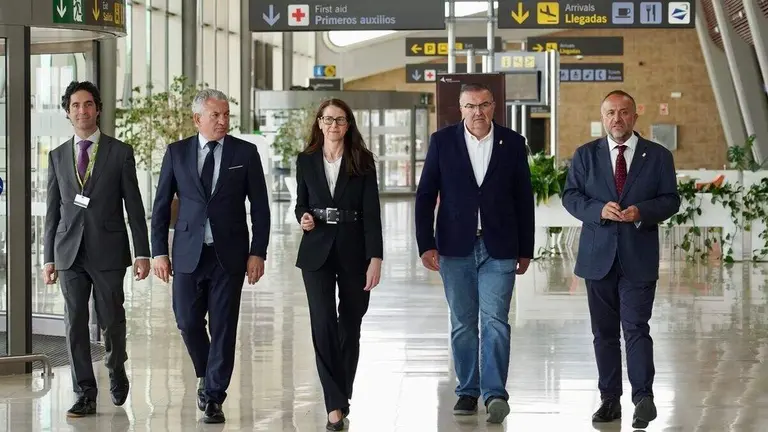 La directora general de Aeropuertos de Aena, Elena Mayoral y el delegado del Gobierno, Nicanor Sen, se re&uacute;nen con el presidente de la Diputaci&oacute;n de Le&oacute;n, Gerardo &Aacute;lvarez Courel, y el vicepresidente, Roberto Aller