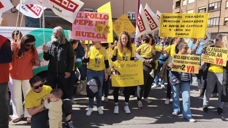 La huelga estatal convocada este jueves en el sector de las escuelas infantiles de 0 a 3 a&ntilde;os ha comenzado en Le&oacute;n con movilizaciones frente a la sede de Educaci&oacute;n y con acusaciones de los sindicatos convocantes sobre las dificultades para ejercer el derecho de paro.