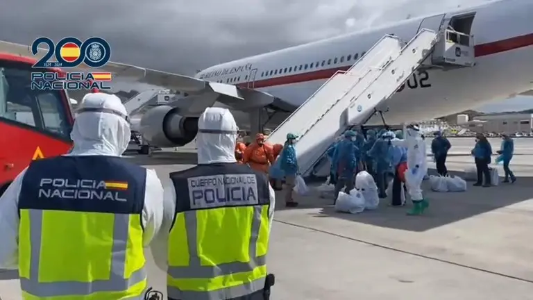 Los 14 pasajeros espa&ntilde;oles del MV Hondius, entre ellos un burgal&eacute;s, en el avi&oacute;n rumbo a Madrid. Foto: Polic&iacute;a Nacional.