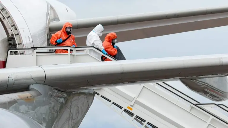 Llegada de los espa&ntilde;oles del crucero MV Hondius a la Base A&eacute;rea de Torrej&oacute;n, en Madrid, este domingo. Foto: Defensa.