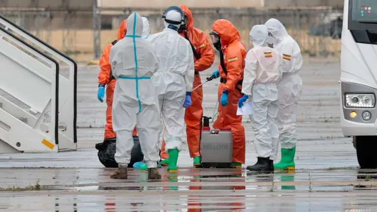 El operativo del MV Hondius encara su recta final sin incidencias graves. Sanidad confirma que las dos espa&ntilde;olas en seguimiento han dado negativo mientras Francia detecta un positivo entre sus repatriados.