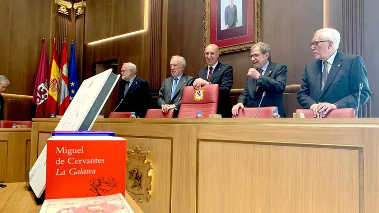 El sal&oacute;n de plenos del Ayuntamiento de San Marcelo se convirti&oacute; este jueves en el escenario de una de las citas institucionales m&aacute;s singulares de la Real Academia Espa&ntilde;ola en los &uacute;ltimos a&ntilde;os. La RAE traslad&oacute; de manera extraordinaria a Le&oacute;n su reuni&oacute;n plenaria semanal, una sesi&oacute;n p&uacute;blica presidida por el director de la instituci&oacute;n, Santiago Mu&ntilde;oz Machado. Fotos: Campillo