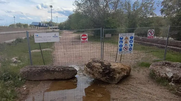 Imagen aportada por Ecologistas sobre el cierre perimetral realizado en el entorno de la futura red de calor.