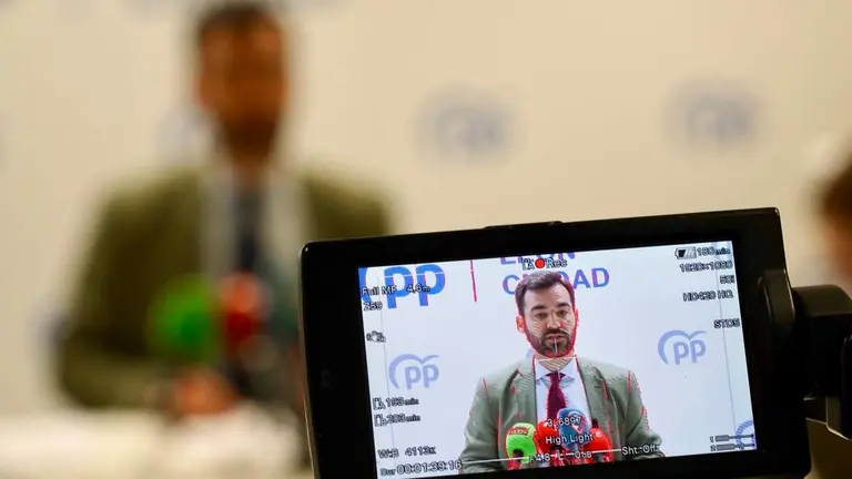 El portavoz del PP en el Ayuntamiento de Le&oacute;n, David Fern&aacute;ndez, ofrece una rueda de prensa sobre asuntos econ&oacute;micos municipales