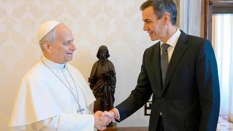 El presidente del Gobierno, Pedro S&aacute;nchez, saluda a Su Santidad el Papa Le&oacute;n XIV. (Servizio Fotografico Vaticano / Dicastero per la Comunicazione)